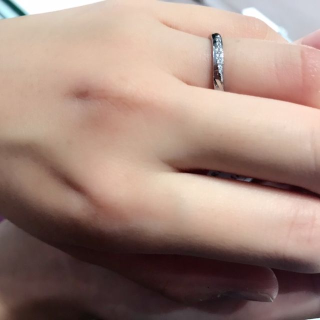 【アイプリモ(I-PRIMO)の口コミ】 指にはめた時に形が綺麗で、シンプルであり、自分だけじゃなく第三者から…