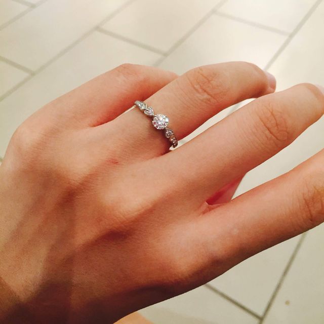 【FOREVER10の口コミ】 この指輪の決めては周りが細くて、真ん中に一粒ダイヤがあるデザインです…