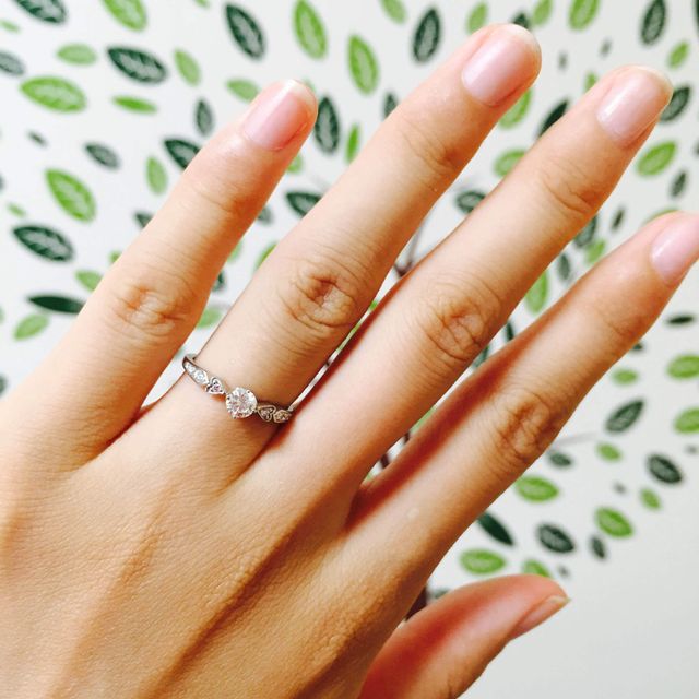 【FOREVER10の口コミ】 この指輪の決めては周りが細くて、真ん中に一粒ダイヤがあるデザインです…