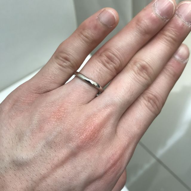 【4℃ BRIDAL(ヨンドシーブライダル)の口コミ】 形状はウェーブで、ウェーブ部分につや消し加工がされていて変わっていて…