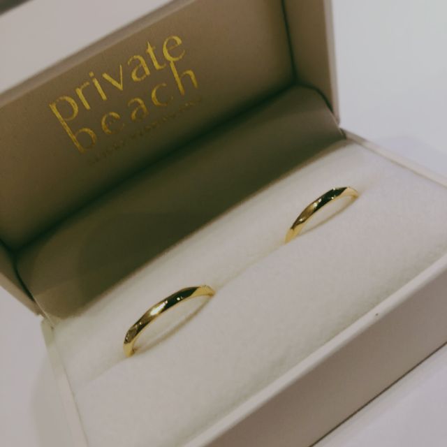 【PRIVATE BEACH(プライベートビーチ)の口コミ】 ネットで調べていた時点で一目惚れしました。
店頭で実際に、別のリングも…