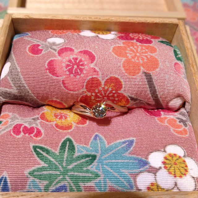 【杢目金屋(もくめがねや)の口コミ】 指輪部分には伝統工芸である複数の金属を混ぜて作る木目が使われています…