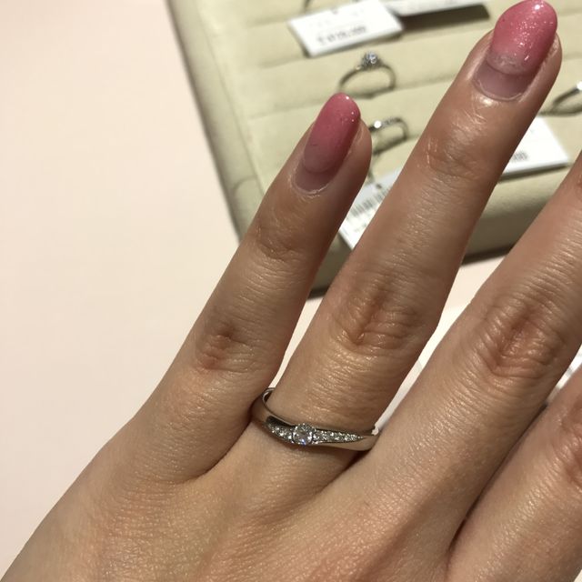 【銀座ダイヤモンドシライシの口コミ】 指輪の着け心地がとても滑らかで、毎日着ける結婚指輪だからこそ着け心地…