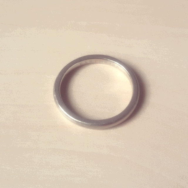 【EARTHRISE(アースライズ)の口コミ】 とてもシンプルなデザインで表面がマット仕上げなので、見た目も自然に指…