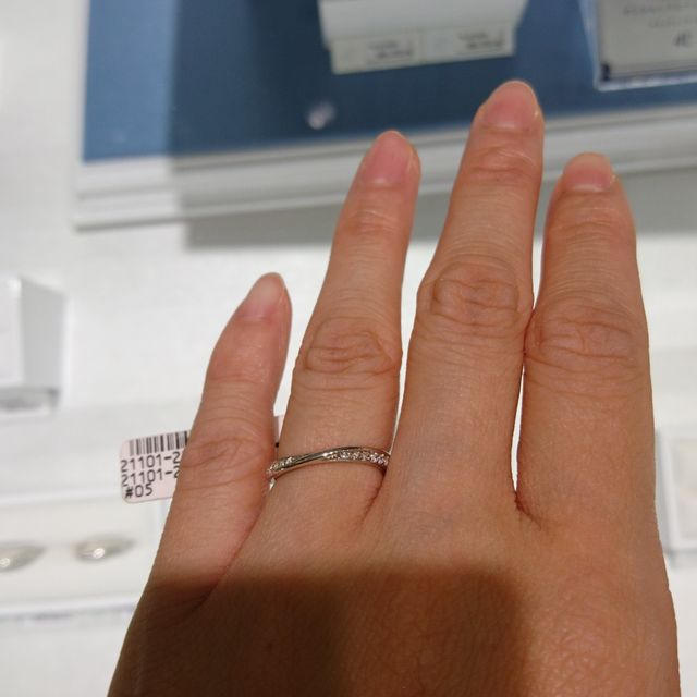 【4℃ BRIDAL(ヨンドシーブライダル)の口コミ】 様々な種類がありましたが、中でも指輪の表側でつけたら自分側からは石が…
