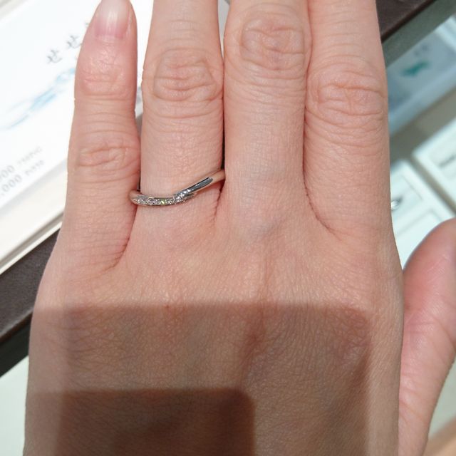 【俄(にわか)の口コミ】 V字のメレダイヤ入りで探していました。メレダイヤがとてもキラキラ輝いて…