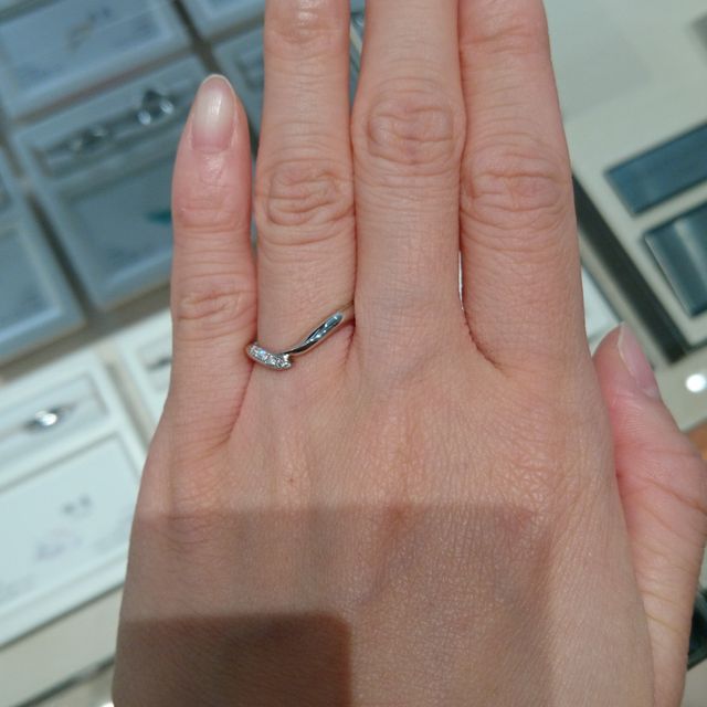 【俄(にわか)の口コミ】 V字のメレダイヤ入りで探していました。メレダイヤがとてもキラキラ輝いて…