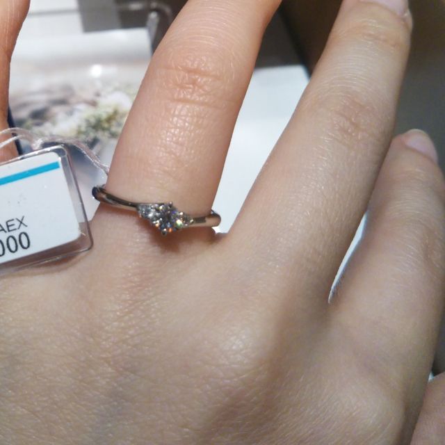 【銀座ダイヤモンドシライシの口コミ】 ブライダルリングの内側が緩やかなカーブになっていたので、滑らかで指当…