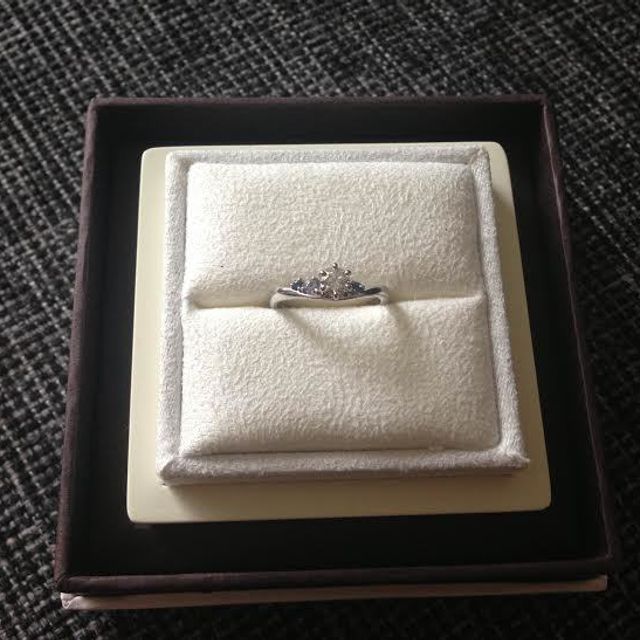 【LUCIE(ルシエ)の口コミ】 何かと海に所縁があったので婚約指輪は海をモチーフにしたものがいい！と…