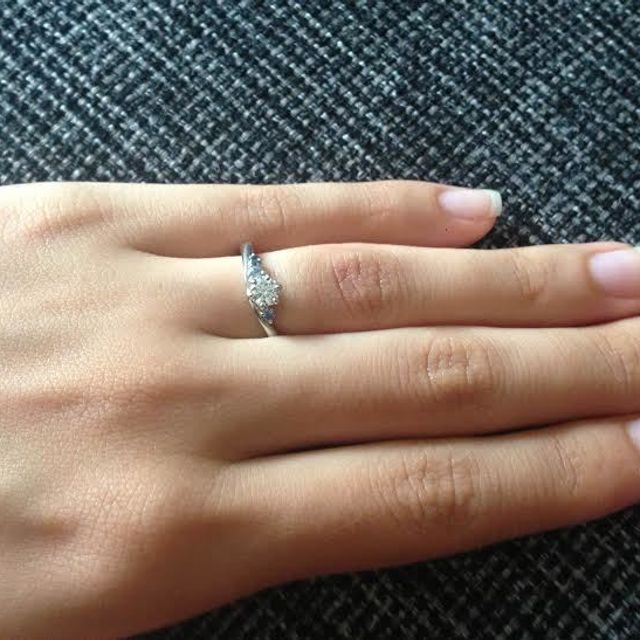 【LUCIE(ルシエ)の口コミ】 何かと海に所縁があったので婚約指輪は海をモチーフにしたものがいい！と…