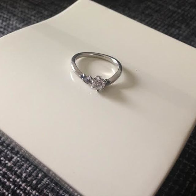 【LUCIE(ルシエ)の口コミ】 何かと海に所縁があったので婚約指輪は海をモチーフにしたものがいい！と…