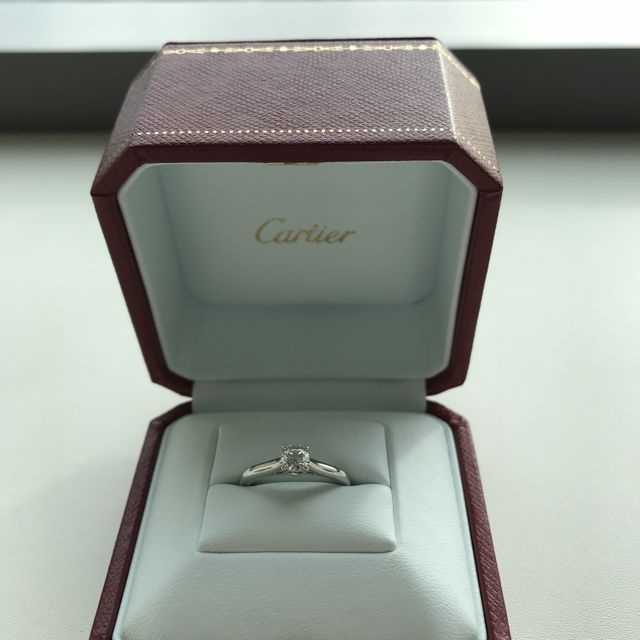 【カルティエ(Cartier)の口コミ】 ザ・王道のシンプルな立て爪ダイヤです。
ティファニーや別ブランドのパヴ…