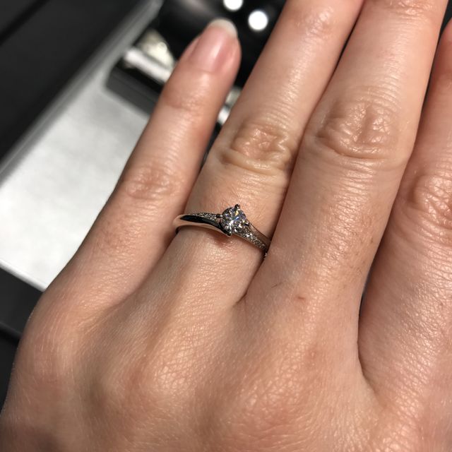 【エクセルコダイヤモンド(EXELCO DIAMOND)の口コミ】 結婚指輪とセットで見ていたのですが、セットリングではない結婚指輪とも…
