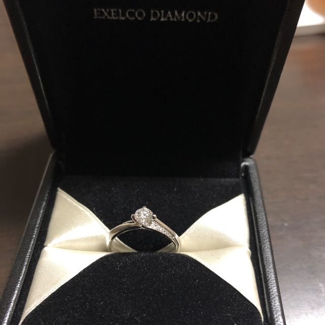 【エクセルコダイヤモンド(EXELCO DIAMOND)の口コミ】 結婚指輪とセットで着けたい彼女の希望に合ったデザインだったのでこれに…
