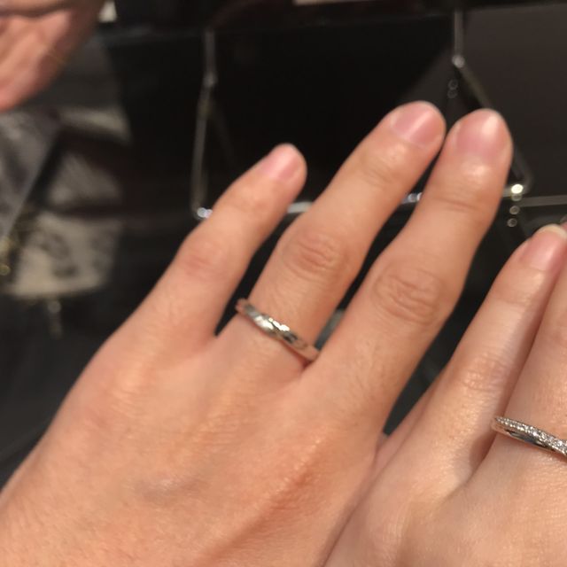 【エクセルコダイヤモンド(EXELCO DIAMOND)の口コミ】 シンプル過ぎず飽きの来ないデザインです。
彼女の方も希望に合ったメレダ…