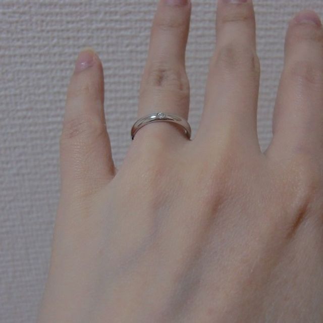 【Something Blue(サムシングブルー)の口コミ】 シンプルなプラチナのストレートデザインで、ダイヤが一粒入った指輪がい…