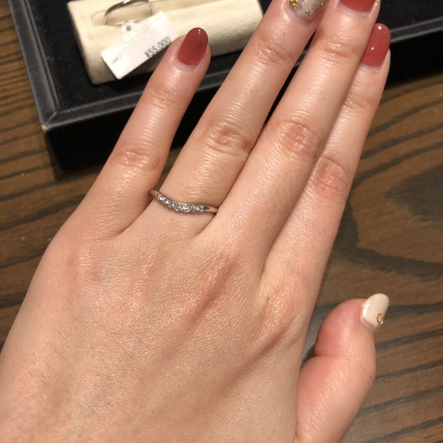 【ケイウノ ブライダル(K.UNO BRIDAL)の口コミ】 Vのラインと指輪の細さが、指を美しく見せてくれました。
ダイヤの粒がハ…