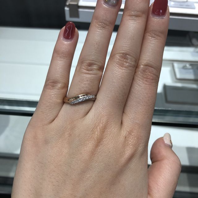 【アイプリモ(I-PRIMO)の口コミ】 ゴールドとダイヤがウェーブ上にあしらわれたリングです。
ゴールドが入る…