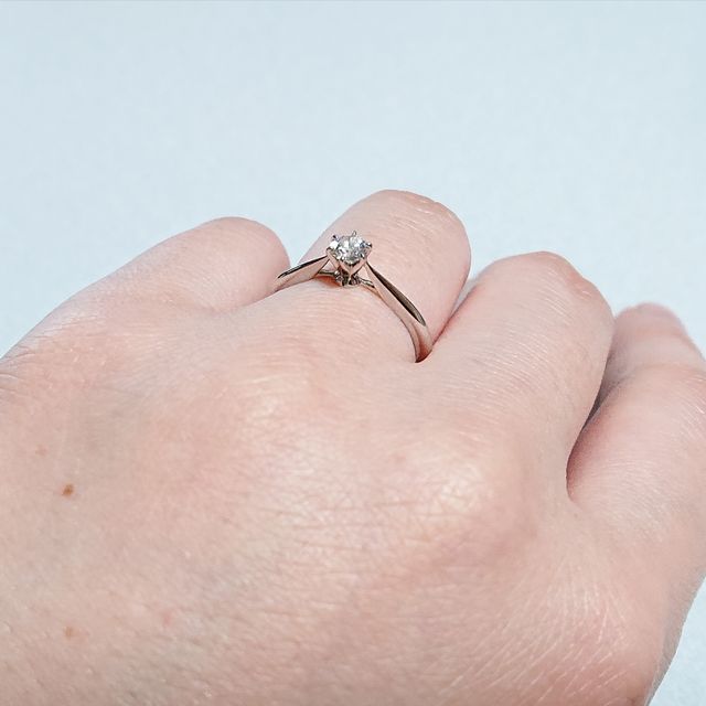 【銀座ダイヤモンドシライシの口コミ】 第一に、ダイアモンドを持つ部分が高く設計されているため、単独でも綺麗…