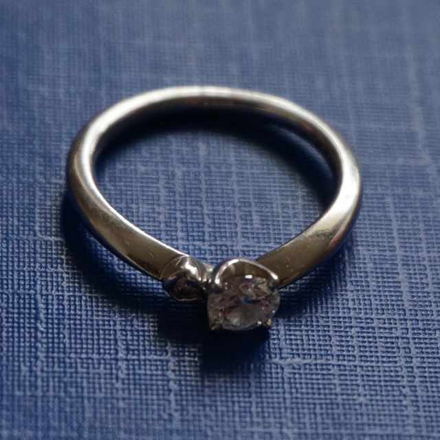 【アイプリモ(I-PRIMO)の口コミ】 指が短いので、Ｖ字にカーブしているデザインの指輪を探していました。サ…