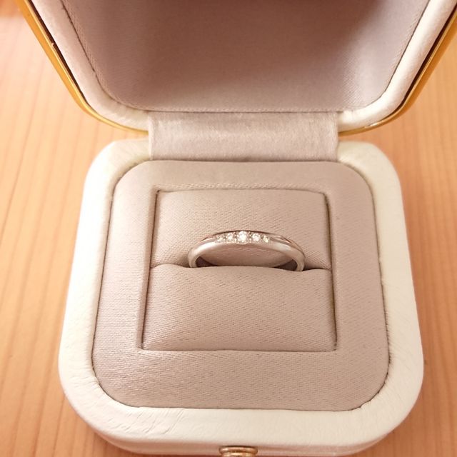 【ラザール ダイヤモンド(LAZARE DIAMOND)の口コミ】 センターから艶ありと艶消しにわかれていて面白いデザインだなと言うのが…