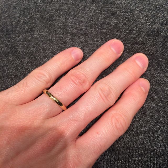 【ラザール ダイヤモンド(LAZARE DIAMOND)の口コミ】 シンプルだけどかっこいい感じがよかった。手のひら側のみ少し細くなって…