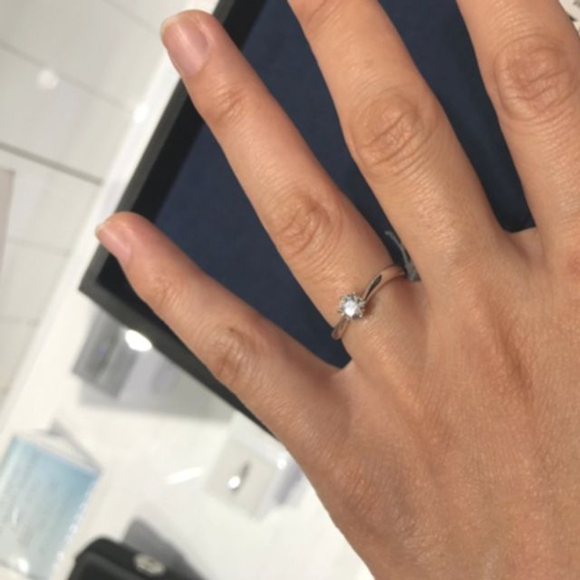 【4℃ BRIDAL(ヨンドシーブライダル)の口コミ】 個性的でオシャレなデザインが気に入りました。しっかりとした華やかさが…