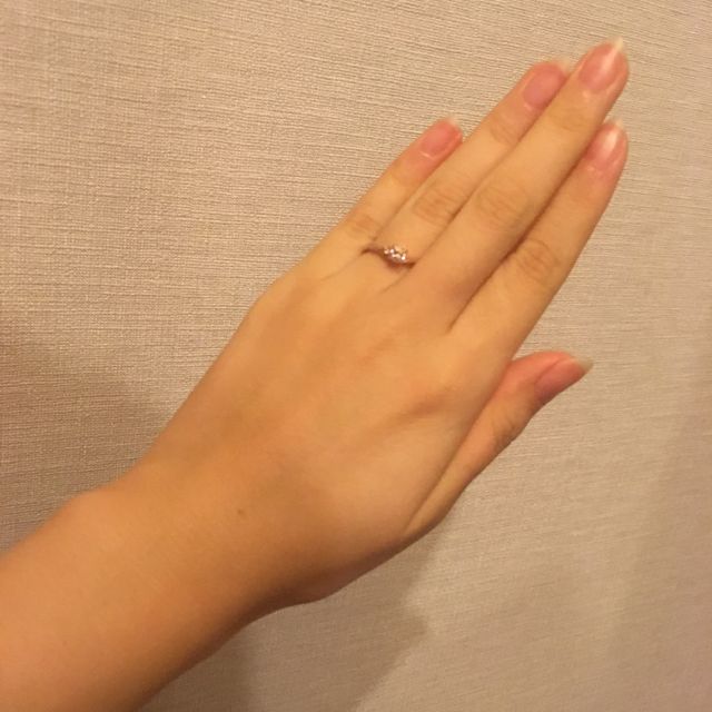 【アイプリモ(I-PRIMO)の口コミ】 指が長く見え、映える印象であったこと。メインダイアの隣にピンクダイヤ…