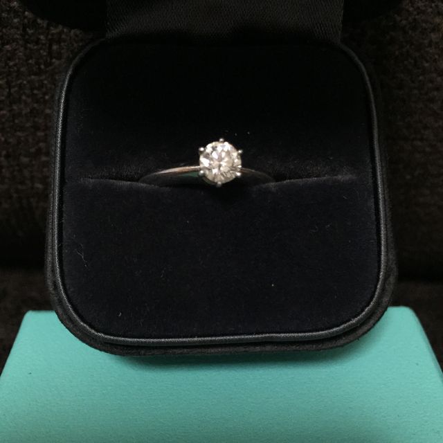 【ティファニー(Tiffany & Co.)の口コミ】 一粒ダイヤは婚約指輪の定番で、これぞティファニーという指輪だと思いま…