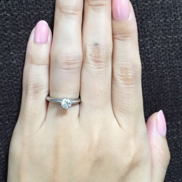 【ティファニー(Tiffany & Co.)の口コミ】 一粒ダイヤは婚約指輪の定番で、これぞティファニーという指輪だと思いま…