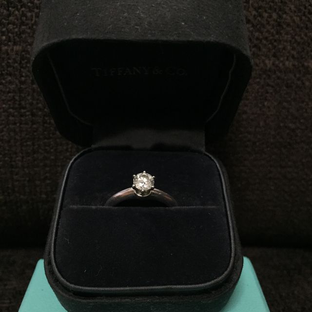【ティファニー(Tiffany & Co.)の口コミ】 一粒ダイヤは婚約指輪の定番で、これぞティファニーという指輪だと思いま…