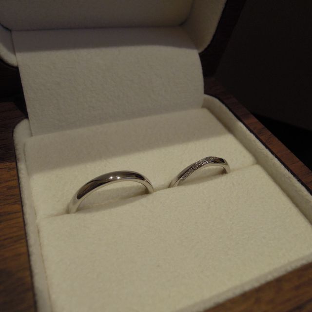 【Ponte Vecchio(ポンテヴェキオ)の口コミ】 メレダイヤが斜めに流れるようなデザインの指輪が欲しかったので、見た瞬…