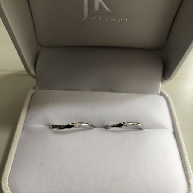 【1122 iifuufu bridal(いい夫婦ブライダル)の口コミ】 細身のウエーブラインの指輪を探していて、予算もピッタリで、接客も良く…