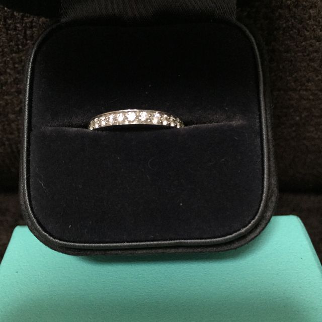【ティファニー(Tiffany & Co.)の口コミ】 婚約指輪のティファニーセッティングと重ね着けしたかったので、それに合…