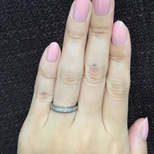 【ティファニー(Tiffany & Co.)の口コミ】 婚約指輪のティファニーセッティングと重ね着けしたかったので、それに合…