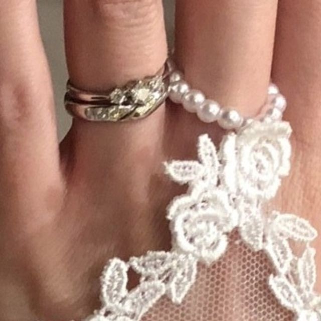 【Brilliant Story(ブリリアントストーリー)の口コミ】 婚約指輪と結婚指輪を重ね付けしたいと思い探していました。最初は婚約指…