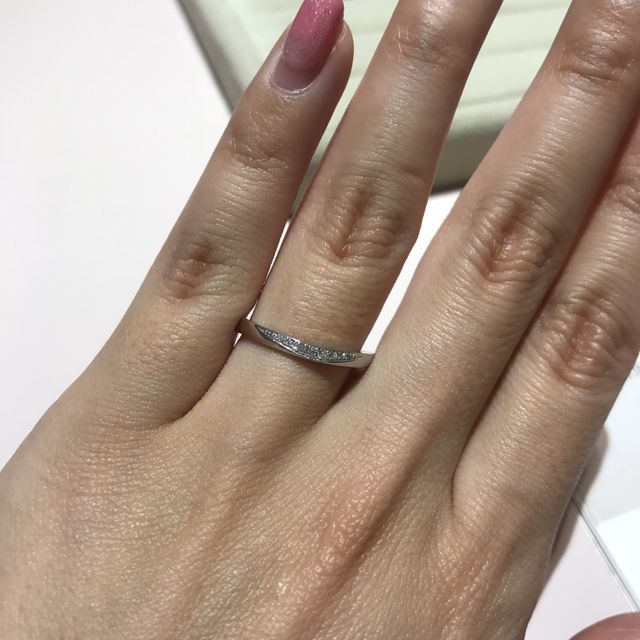 【TRECENTI(トレセンテ)の口コミ】 浅めのU字ラインの指輪なのでキツ過ぎず、優しい雰囲気で指も綺麗に見える…