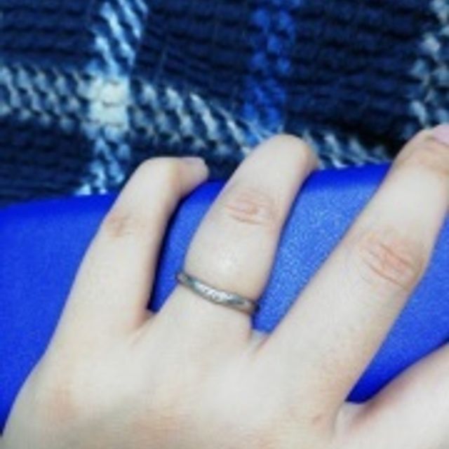 【AFFLUX(アフラックス)の口コミ】 もともと職業柄指輪をする習慣がなかったので、シンプルなデザインをと考…