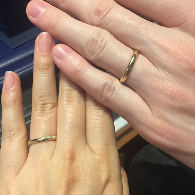 【銀座ダイヤモンドシライシの口コミ】 夫はシンプルが好きで、アノリューを選びました。私はダイヤが多めで華や…
