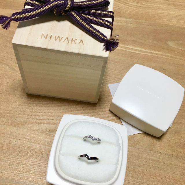 【俄(にわか)の口コミ】 この指輪にした決め手は、一目惚れでした。実際に店舗で見て、指にはめる…