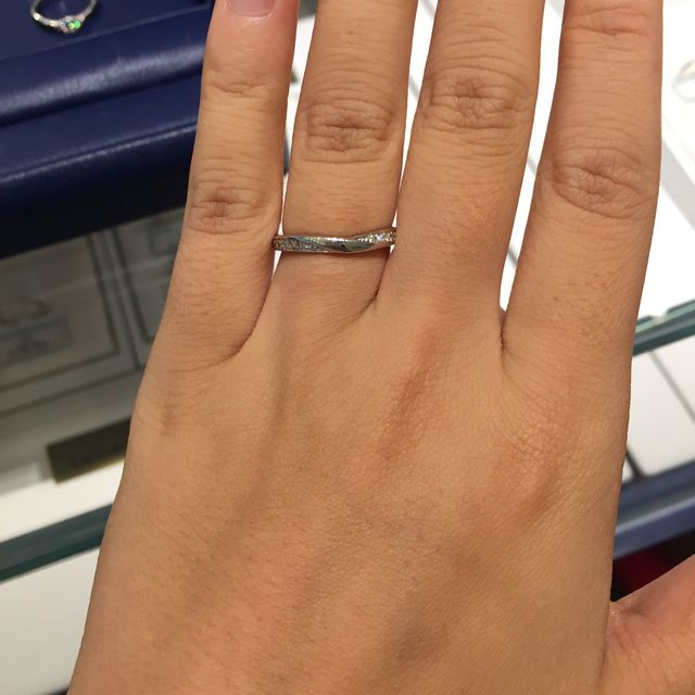 【銀座ダイヤモンドシライシの口コミ】 両端にダイヤモンドをあしらった派手すぎないデザインが◎
他ではあまり見…