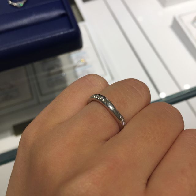 【銀座ダイヤモンドシライシの口コミ】 両端にダイヤモンドをあしらった派手すぎないデザインが◎
他ではあまり見…
