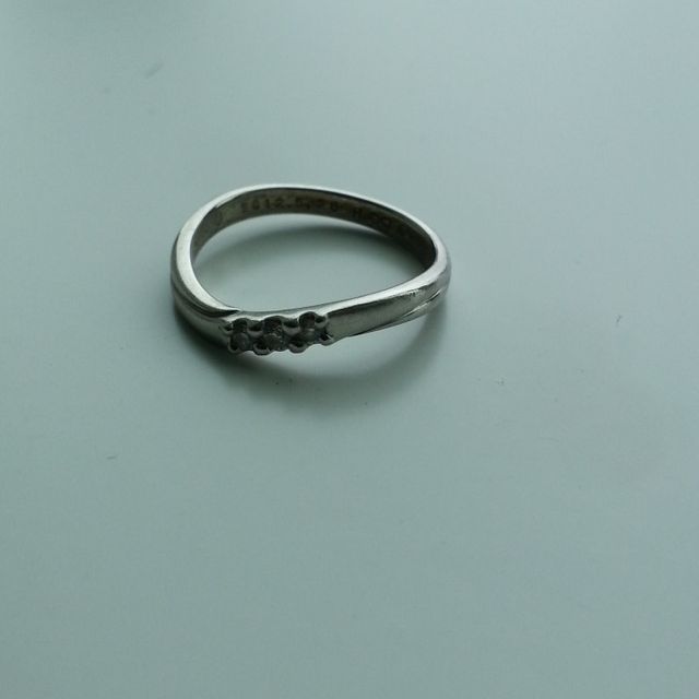 【銀座ダイヤモンドシライシの口コミ】 指が比較的長いので、曲線タイプの指輪の方がお似合いです、とのアドバイ…