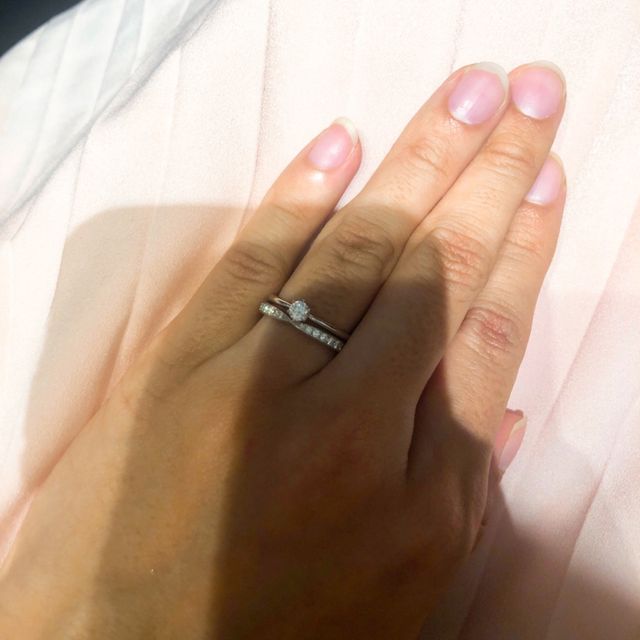 【銀座ダイヤモンドシライシの口コミ】 シンプルなデザインで単独でも綺麗ですし、何より結婚指輪と合わせてはめ…
