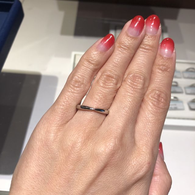 【銀座ダイヤモンドシライシの口コミ】 シンプルでストレートタイプ、且つ真ん中の部分が細くなっているので、手…