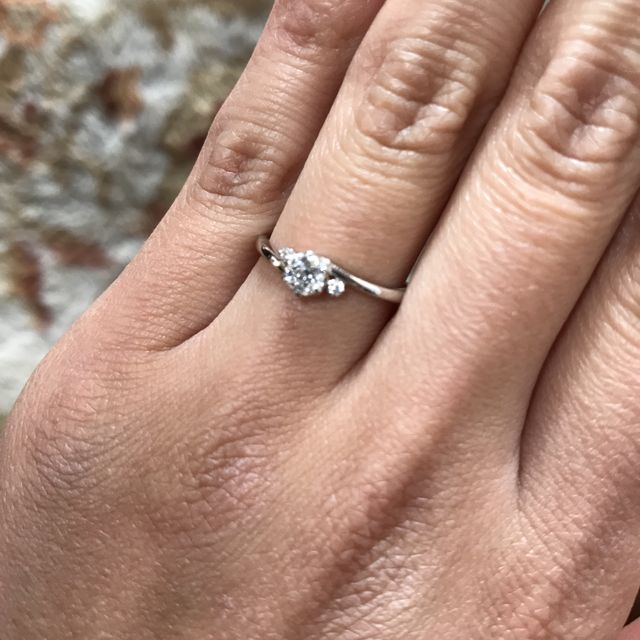 【エルサカエの口コミ】 ガビ・トルコフスキーさんが、一つ一つていねいに加工されたダイヤとお聞…