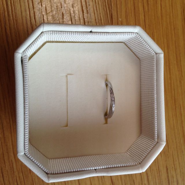 【ラザール ダイヤモンド(LAZARE DIAMOND)の口コミ】 普段使いができてツメの部分が引っかからない埋め込みタイプのデザインを…