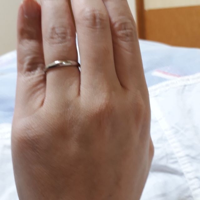 【銀座ダイヤモンドシライシの口コミ】 シンプルで主張しすぎない輝きなのが第一の決め手。結婚指輪なので実用的…