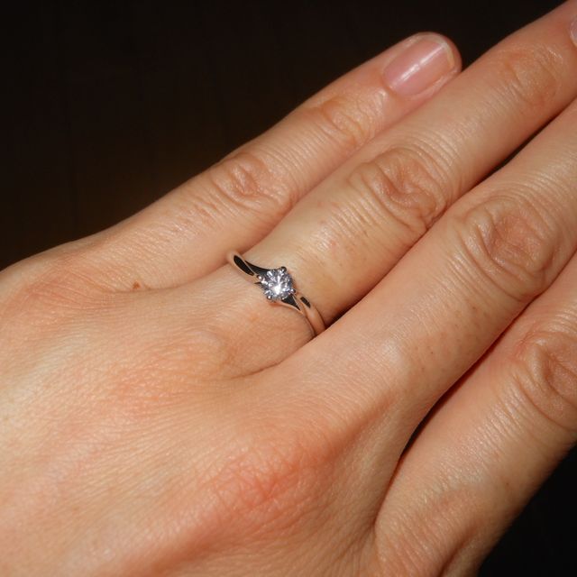 【アイプリモ(I-PRIMO)の口コミ】 華奢なリングに一石のダイヤモンドがアクセントとなっているデザインがお…