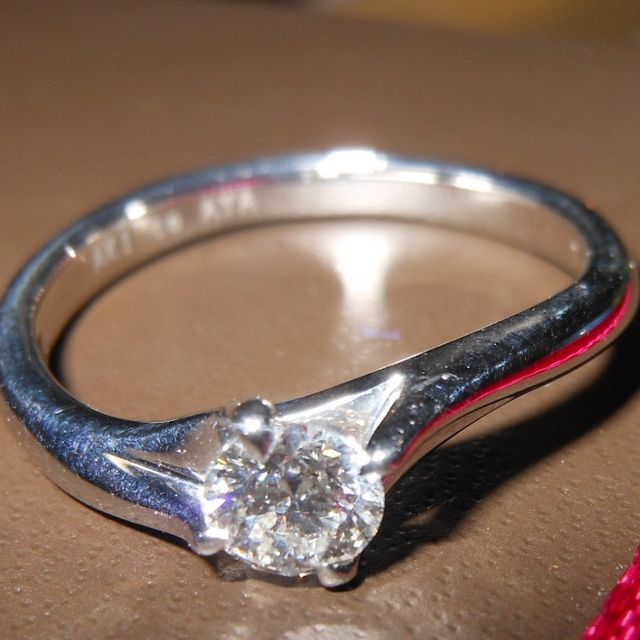 【アイプリモ(I-PRIMO)の口コミ】 華奢なリングに一石のダイヤモンドがアクセントとなっているデザインがお…